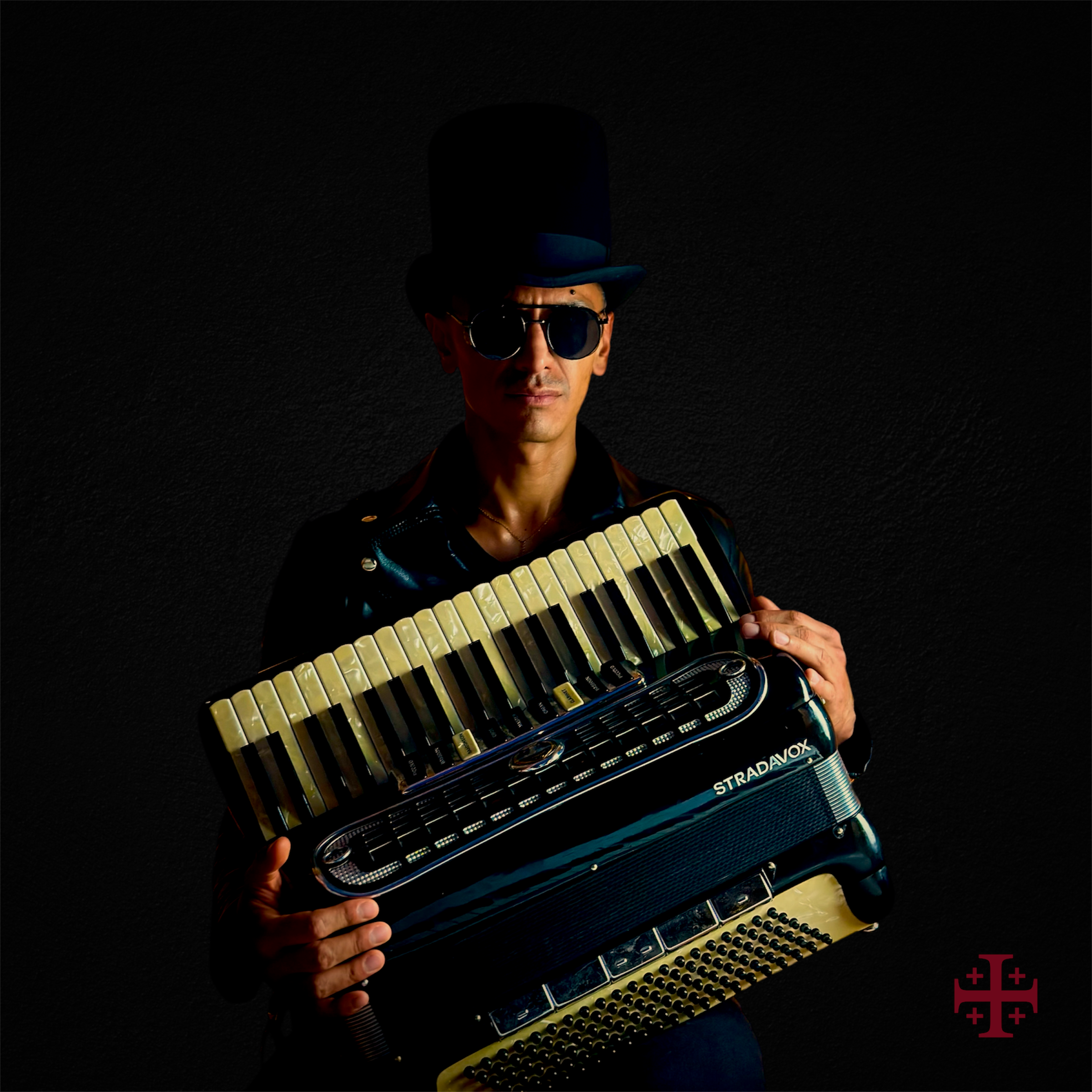 Jay Maya solista — acordeón y piano para cócteles y cenas de alto perfil en Bogotá Colombia